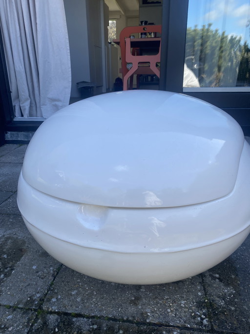 sedia a forma di uovo