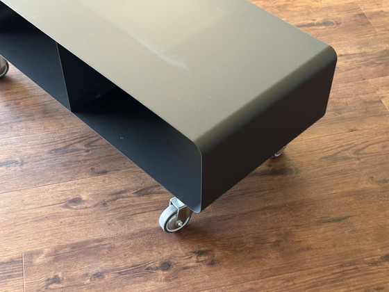 Image 1 of Mueble de televisión de metal gris con ruedas