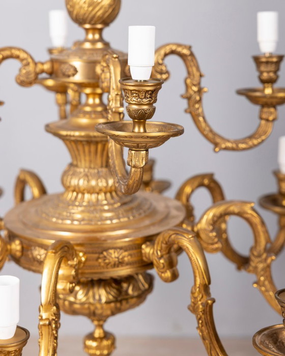 Lampadario classico a 12 luci in bronzo dorato della metà del XX secolo (photo 4 of 15)