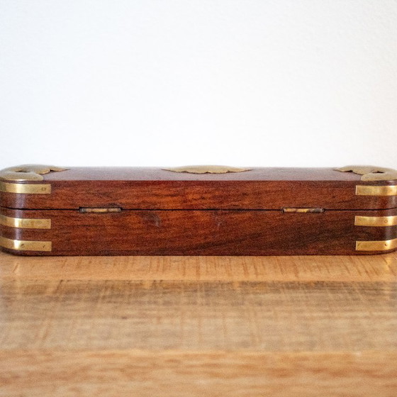 Image 1 of Portapenne vintage in ottone e legno: allungato, elegantemente decorato, in stile antico da ufficio.