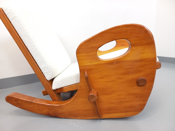 Image 1 of 50's Brutalistische Jean Touret schommelstoel in massief grenen en Bouclette stof