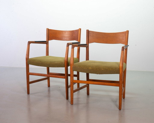 2 sillas del Ayuntamiento de Hans Wegner
