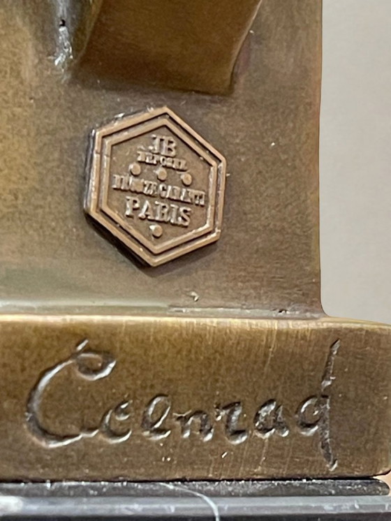 Image 1 of Bronzen sculptuur gesigneerd Coenrad – Gestileerde uil – Marmeren sokkel – Parijs