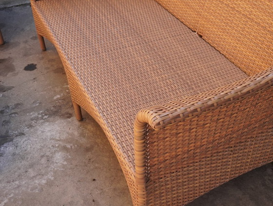 Image 1 of DEDON - tuinset, bestaande uit een tweezitsbank, een fauteuil en een salontafel.
