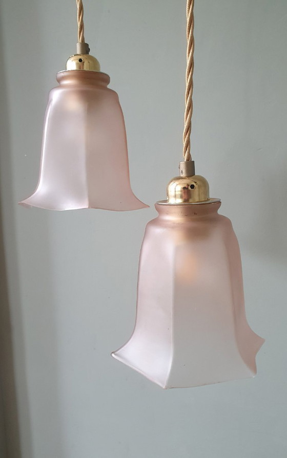 Image 1 of Set Vintage franse roze hanglampen van gekleurd glas.