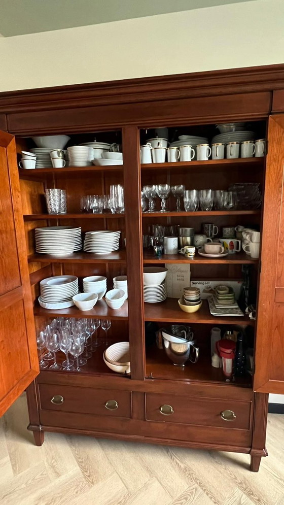 Image 1 of Stilvoller antiker Provence-Kirschholz-Porzellanschrank – Neuwertig