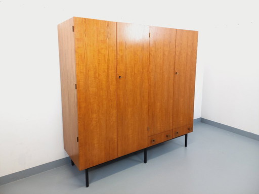 Armario vintage de teca y metal de estilo modernista de los años 60