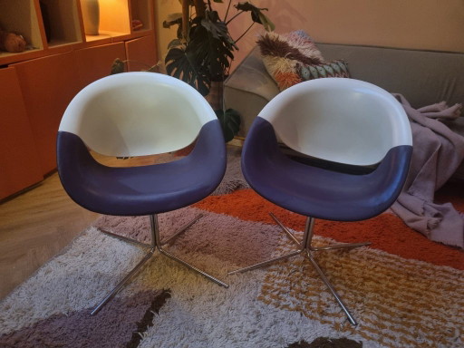 2 petites chaises, blanc et violet foncé