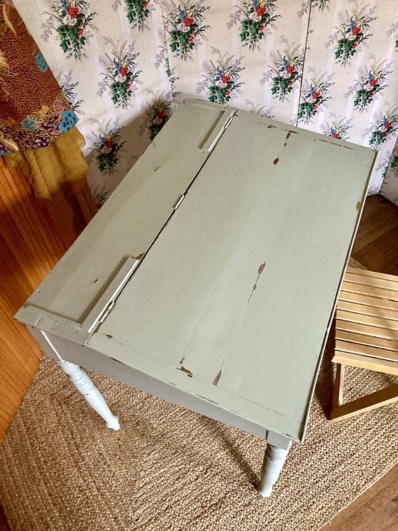 Image 1 of Escritorio antiguo de madera con frente inclinado, frente abatible y patas torneadas