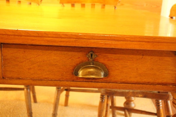 Set da pranzo in legno con tavolo a gambe tornite e 7 sedie abbinate, Marrone, Rustic (foto 4 di 7)