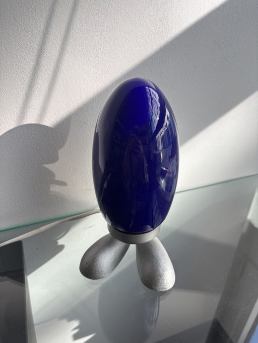 Vintage IKEA FJORTON „Dino Egg“ Tischlampe – kobaltblaues Glas – 1990er Jahre – tafellampen, Metal (photo 2 of 5)