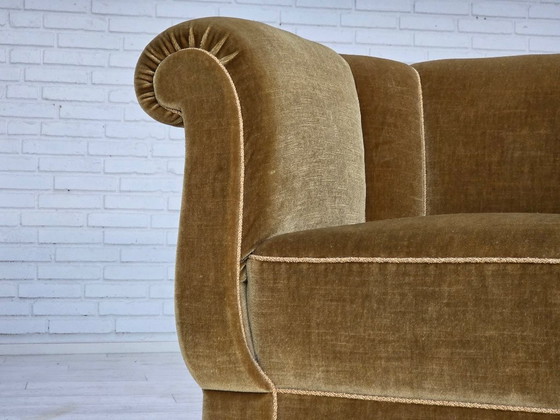 Image 1 of Poltrona relax danese, anni '60, rivestimento in velluto verde chiaro, gambe in legno di quercia.