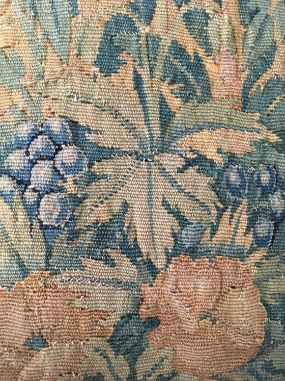 Image 1 of Cuscino in tessuto del XVI secolo con decorazioni floreali e di frutta.