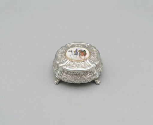 Boîte à Bijoux Pralines Antique – Made in Italy – Décor en Relief & Médaillon en Porcelaine – Pièce de Collection