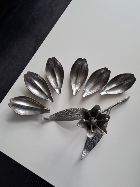 Image 1 of Posacenere a fiore in metallo vintage