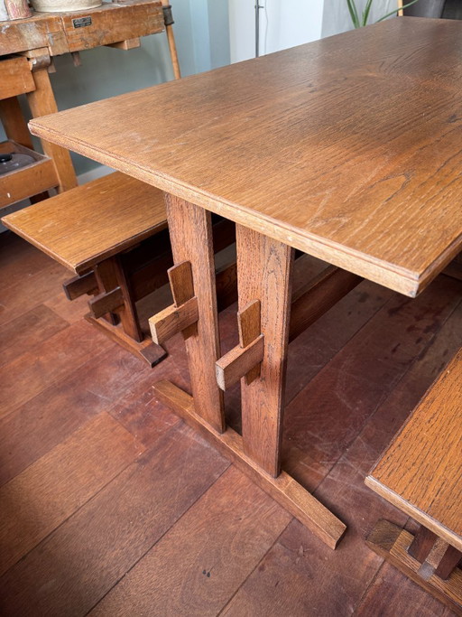 Tavolo da pranzo in legno con due panche abbinate.