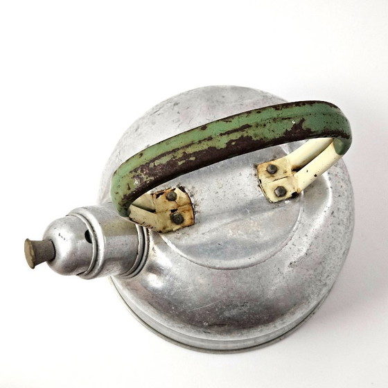 Image 1 of Antica teiera in alluminio: un'ottima decorazione per la cucina di una casa di campagna. Prodotta in Inghilterra.