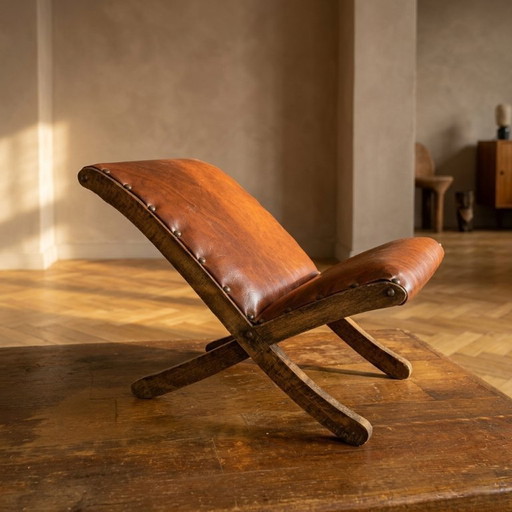 Oude retro voetenbank, houten leren kruk uit het midden van de 20e eeuw, Europees