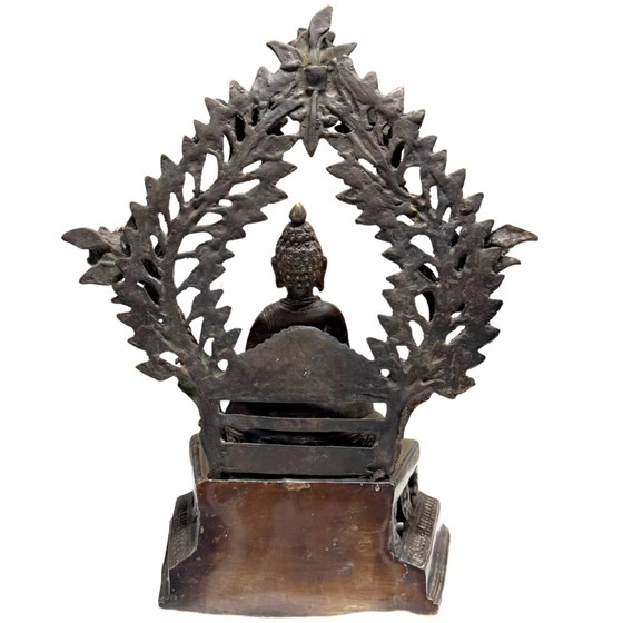Bouddha Shakyamuni de l'Himalaya antique avec auréole – XVIIe-XVIIIe siècle – Lot 406 – Sculptures, Bronze (photo 5 of 25)