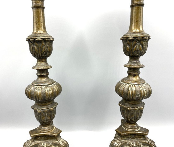 Image 1 of Set di due antichi candelieri in ottone o bronzo | Portacandele religiosi con motivi di santi | XIX/XX secolo