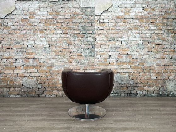 B&B Italia Tulip Armchair - marrone | Jeffrey Bernett, Sedie girevoli, Pelle, Metallo, Modern (foto 6 di 8)