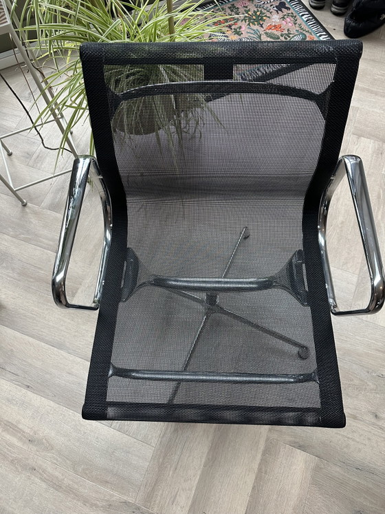 Lot de deux Vitra Eames Aluminium Chairs EA 107 originales, conçues par Charles & Ray Eames. (photo 8 of 14)