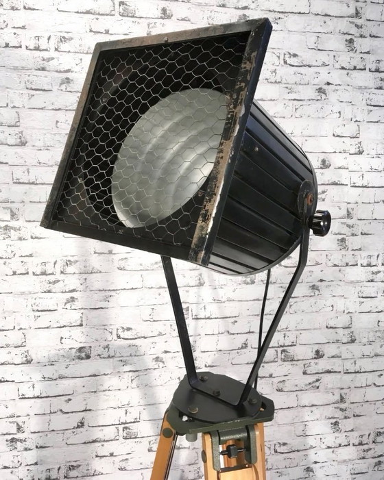 Image 1 of Gran foco industrial negro sobre trípode de madera, década de 1960