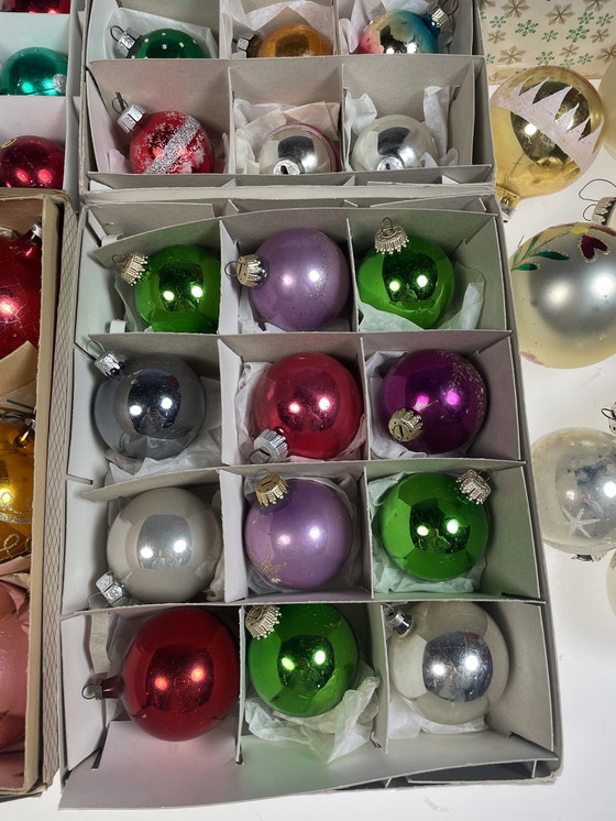 Image 1 of Grand lot de plus de 340 boules de Noël anciennes en verre.