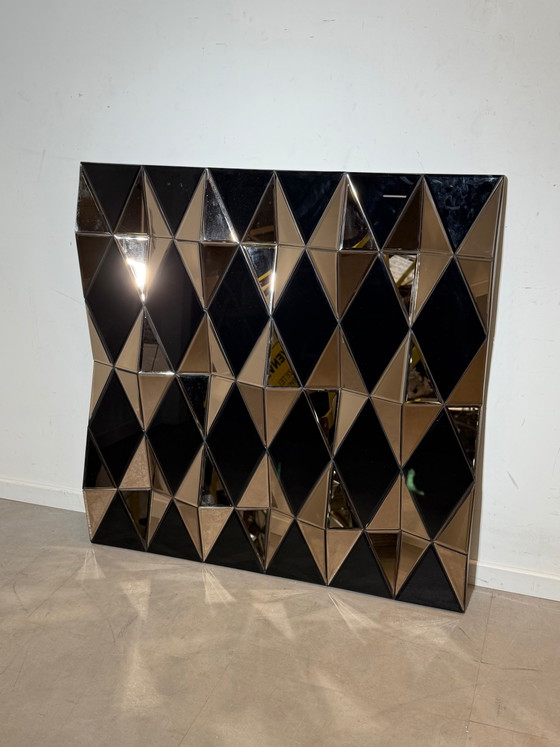 Groot geometrisch facetspiegelpaneel – Sculpturale prismaspiegel – 120 × 120 cm (photo 5 of 6)