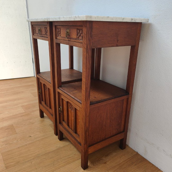 Image 1 of Ensemble de tables de chevet/comptoirs anciens avec plateau en marbre. Prix de l'ensemble