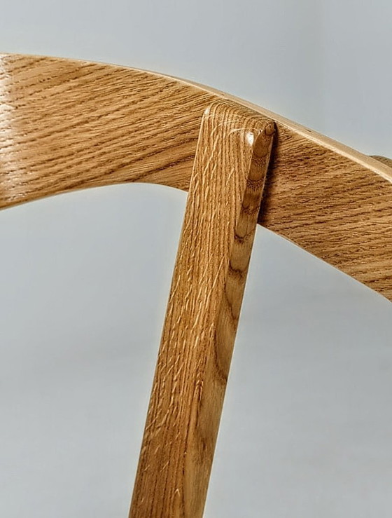 Image 1 of Een paar moderne stoelen in Scandinavisch design, gemaakt van eikenhout.