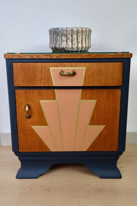 Image 1 of Gerestaureerd Art Deco nachtkastje – handgemaakte eikenhouten meubelen en krijtverf met gouden details