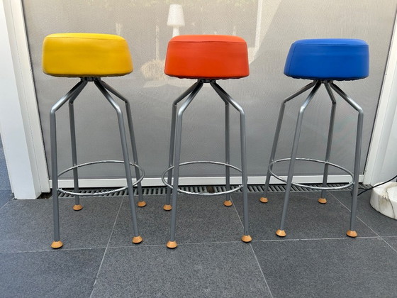 3 taburetes de bar estilo Memphis. – Javier mariscal, Leather (photo 12 of 13)