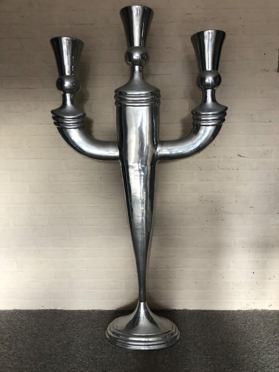 Image 1 of Lebensgroßer, dreiarmiger, stehender Burgkerzenständer aus Aluminium