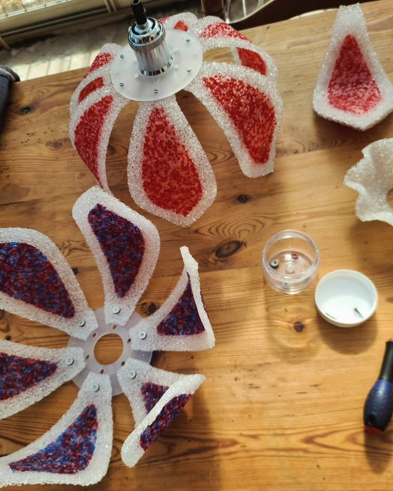 Image 1 of 2x cestini a sospensione floreali in perspex colorato degli anni '70