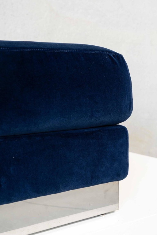 Pouf vintage entièrement rembourré en velours bleu profond