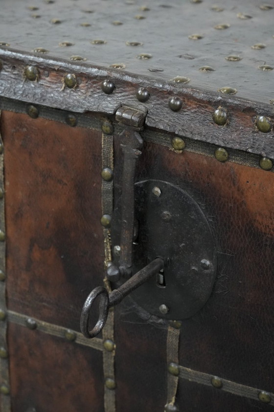 Image 1 of Cofre/caja fuerte antiguo forrado en cuero con llave original y una excelente pátina del siglo XVII.