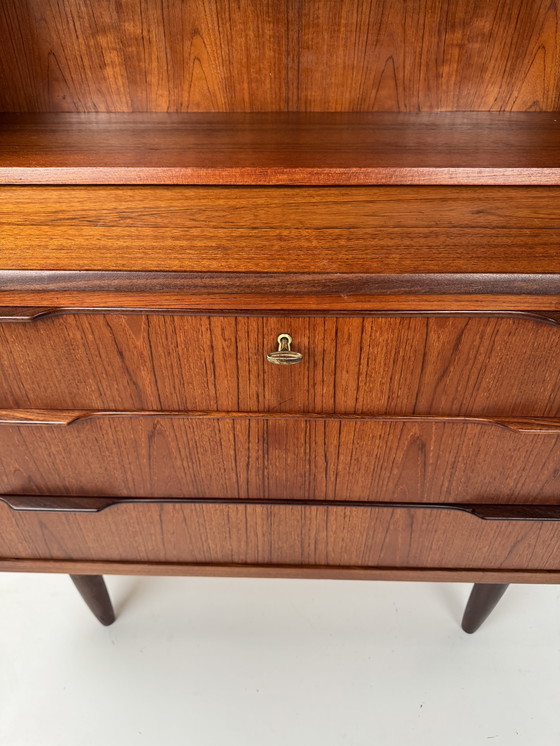 Image 1 of Deense teakhouten boekenkast met uitschuifbaar bureau – elegante werkplek in mid-century stijl