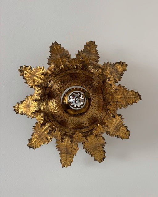Plafondlamp uit de jaren 60 van smeedijzer en goud met zonnestralenmotief. – plafondlampen, Iron