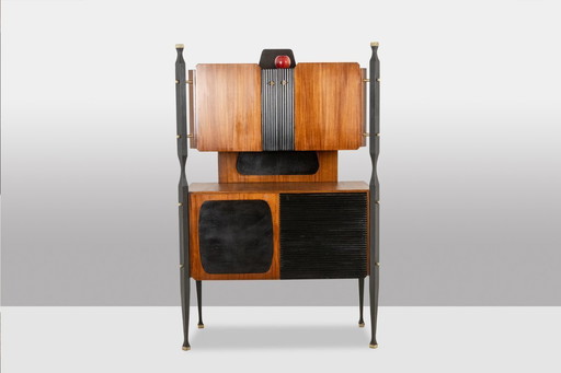 Coppia di armadi italiani impiallacciati in teak. Circa 1960.