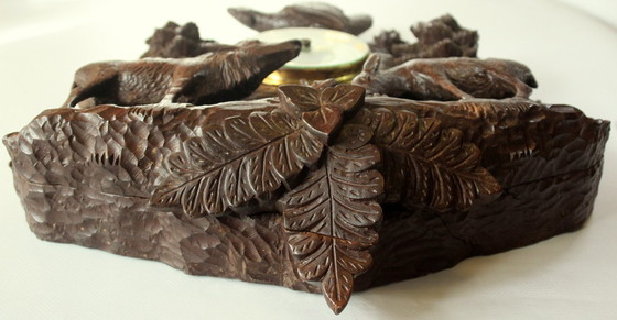 Image 1 of Sculpture ancienne des années 1930 - travail artisanal élaboré en relief sur bois avec baromètre