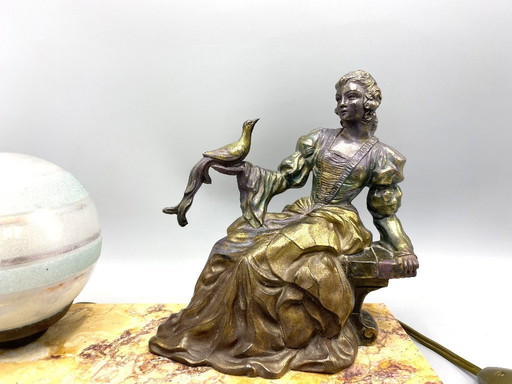 Art Deco Tafellamp met metale brons-look Dame & Vogel – Marmeren Voet – Vintage Beeldlamp uit ca. 1930 – Unieke Decoratieve Scul