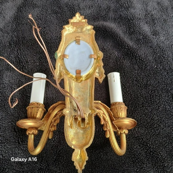 Image 1 of appliques en bronze doré avec médaillon en porcelaine de Wedgwood signé MH