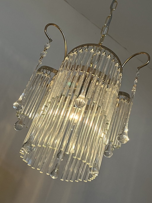 Splendido lampadario a sospensione in stile anni '20 con asta di cristallo.