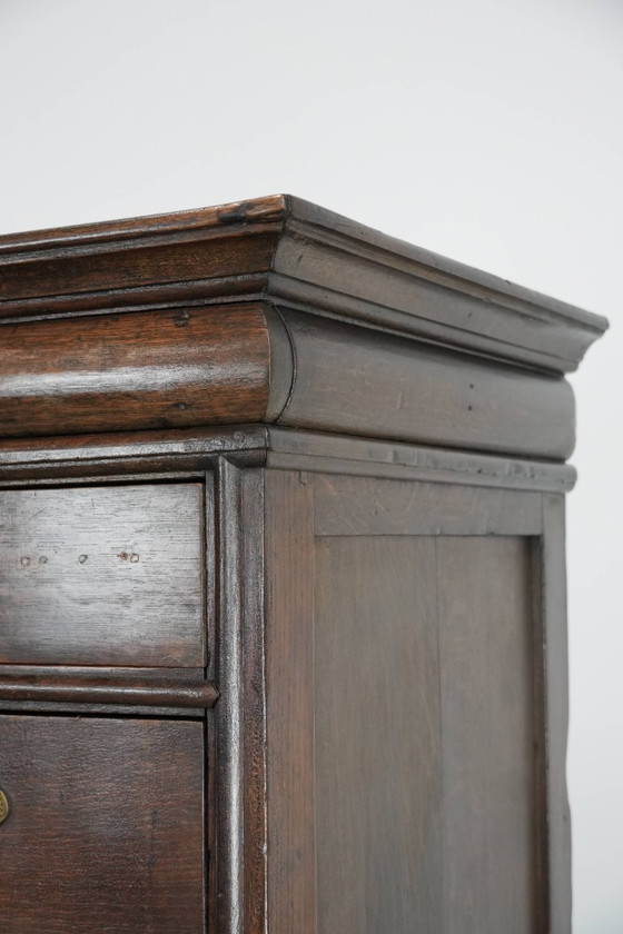 Image 1 of Cómoda antigua inglesa con soporte de principios del siglo XVIII