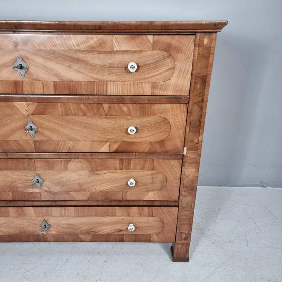 Hölzerne Biedermeier Kommode mit vier Schubladen, Kommoden, Holz, Keramik, Braun, Klassiek (Foto 2 von 10)