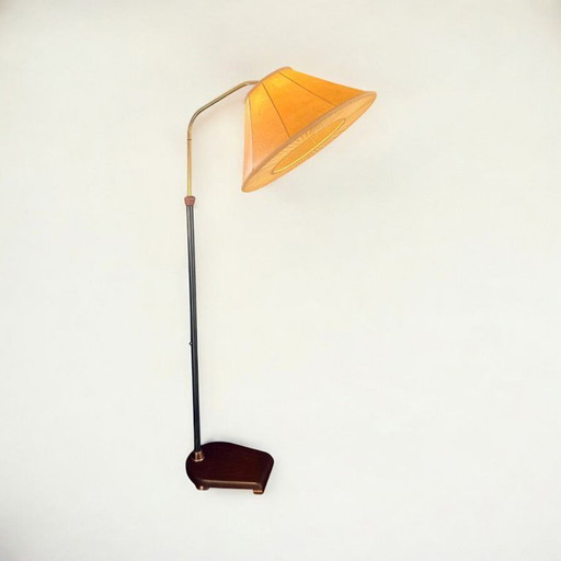 Elegant Art Déco floor lamp from the 1930s-1940s with pressure switch in the stand. Original antique rarity.