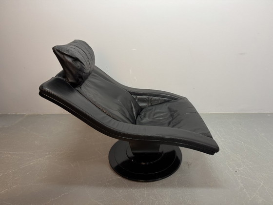 Image 1 of Skandinavisches Mid-Century-Design: Lounge-Sessel „Move“ aus schwarzem Leder mit passendem Hocker.