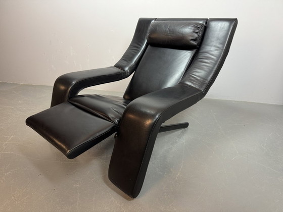 Image 1 of Italian Mid-Century Design 'Kilkis' Black Leather Lounge Chair with Integrated Small Sidetable, Designed by Ammaniti & Vitello 