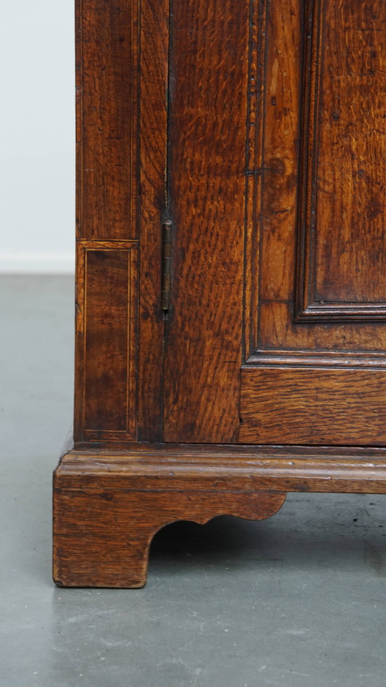 Image 1 of Ancienne armoire anglaise à 2 portes du 18ème siècle